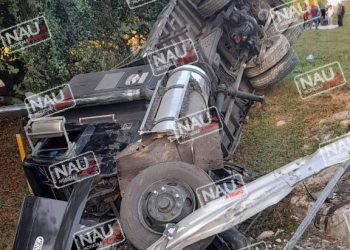 Vuelca tráiler en la costera.