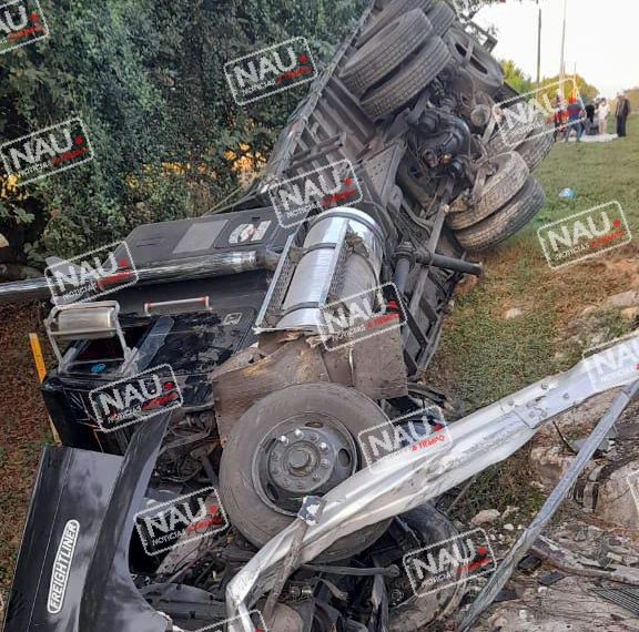 Vuelca tráiler en la costera.