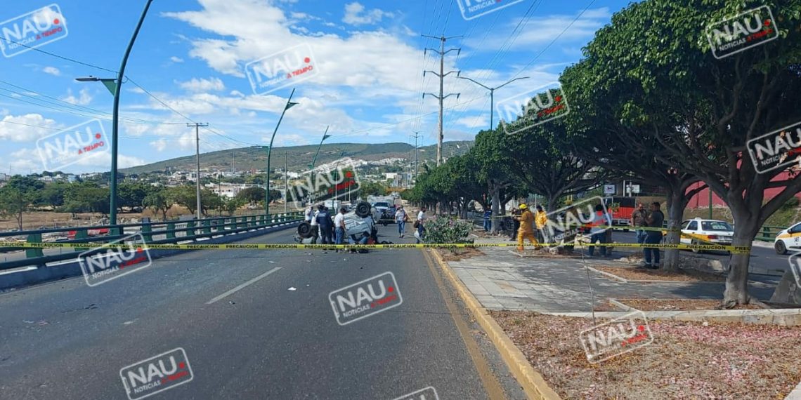 Exceso de velocidad deja volcadura.