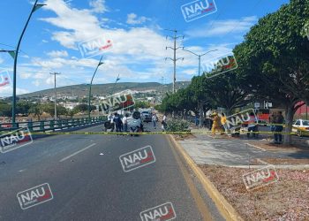 Exceso de velocidad deja volcadura.