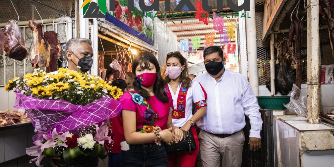 El Presidente Municipal Carlos Eduardo Salazar Gam; acompañado de su esposa, Mtra. Georgina Coutiño Verdugo, Presidenta del DIF y de su hija Mariana Salazar Coutiño, así como funcionarios del Ayuntamiento, acudieron a las instalaciones del Mercado Público Miguel Hidalgo, para llevarle las tradicionales mañanitas a la Virgen de Guadalupe.