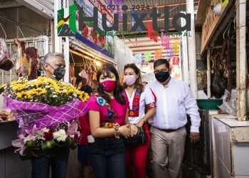 El Presidente Municipal Carlos Eduardo Salazar Gam; acompañado de su esposa, Mtra. Georgina Coutiño Verdugo, Presidenta del DIF y de su hija Mariana Salazar Coutiño, así como funcionarios del Ayuntamiento, acudieron a las instalaciones del Mercado Público Miguel Hidalgo, para llevarle las tradicionales mañanitas a la Virgen de Guadalupe.