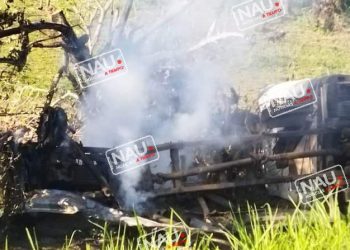 Vuelca tráiler y se incendia en la carretera costera.