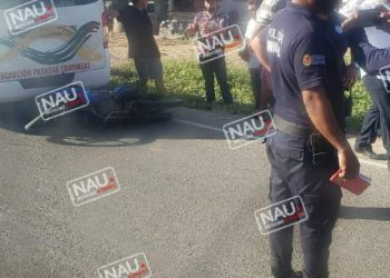 No guardó su distancia y chocó contra una combi.