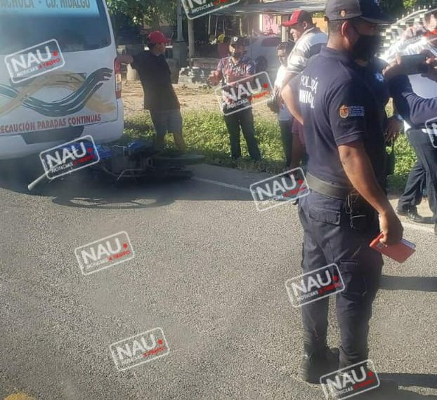 No guardó su distancia y chocó contra una combi.