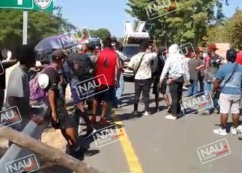 Transportistas y habitantes de MAPASTEPEC desalojan a migrantes que mantenían bloqueado la carretera.