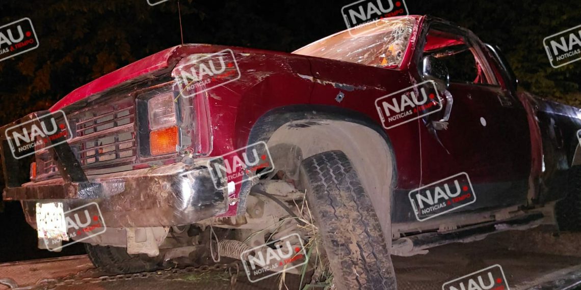 Camioneta fue abandonada tras volcar en el libramiento sur poniente.