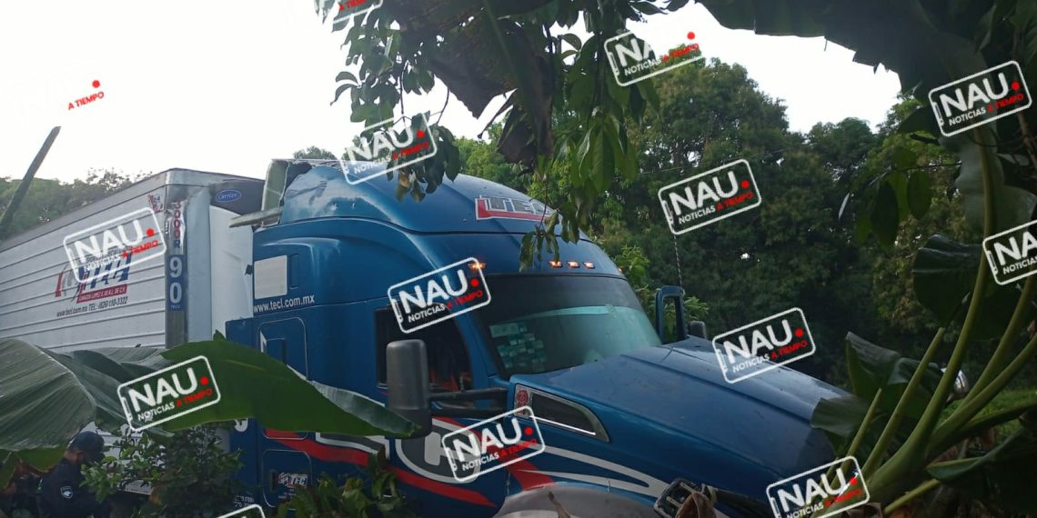 Trailero pierde el control.