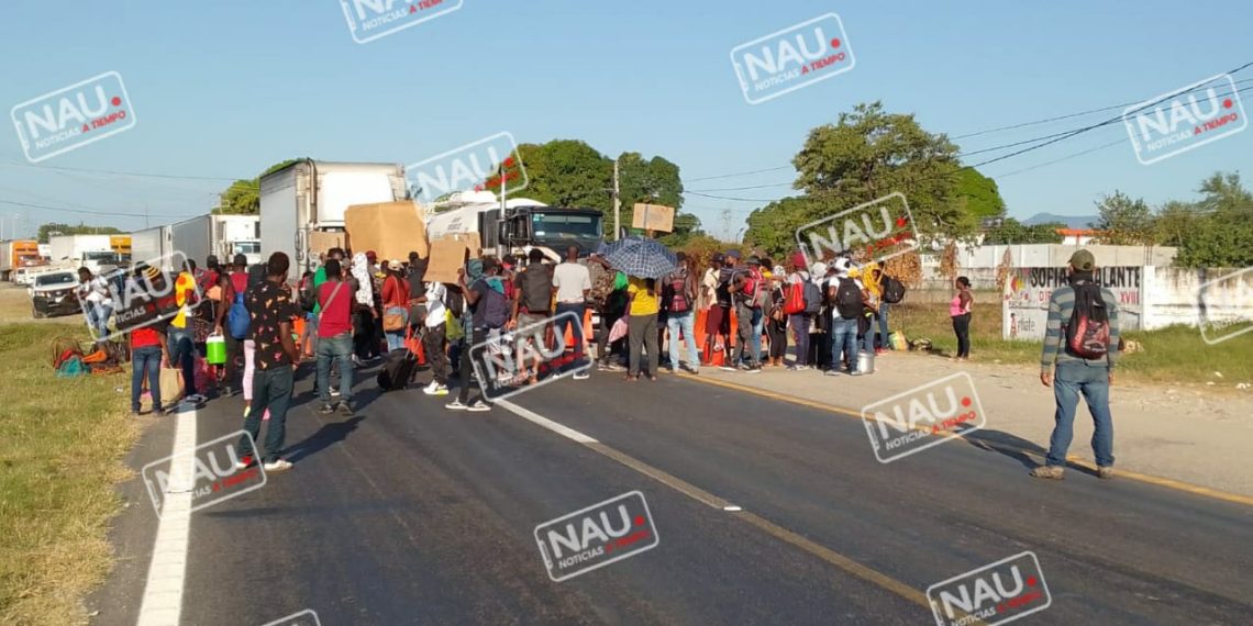 Bloqueo causa malestar al transporte público y particular.