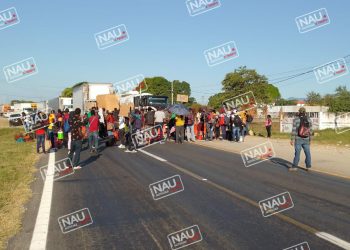 Bloqueo causa malestar al transporte público y particular.