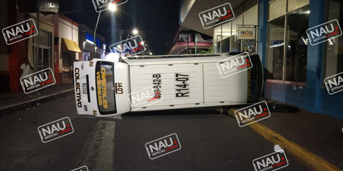Vuelca combi de pasaje en el centro de Tapachula.