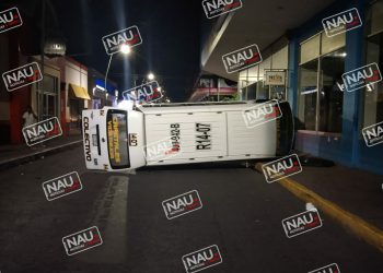Vuelca combi de pasaje en el centro de Tapachula.