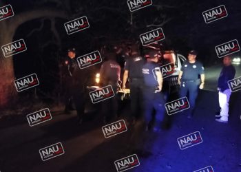 Ebrio conductor se durmió en la calle con la puerta abierta de su vehículo.