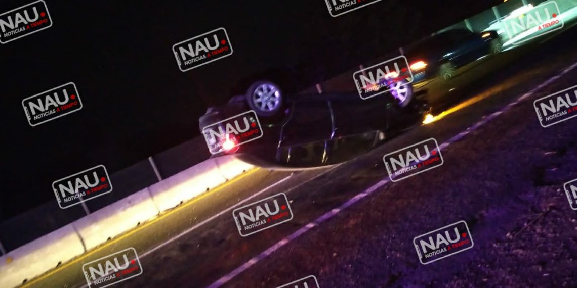 Vuelca vehículo compacto frente al CERESO 3 de Tapachula.