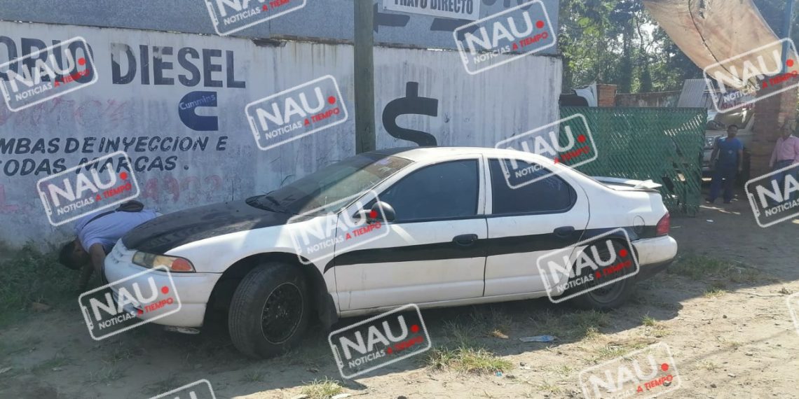 Abandonan carro con basura en la cajuela.