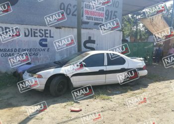 Abandonan carro con basura en la cajuela.