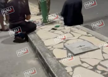 Extranjeros causan destrozos en la vía pública.