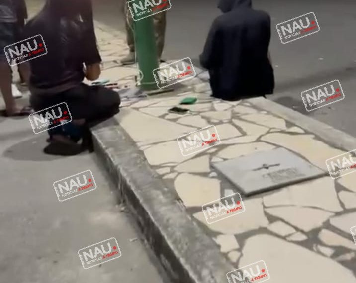 Extranjeros causan destrozos en la vía pública.