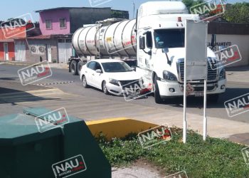 Trailero causa accidente.