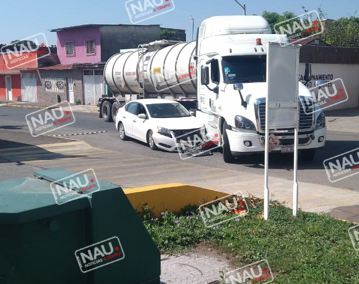 Trailero causa accidente.