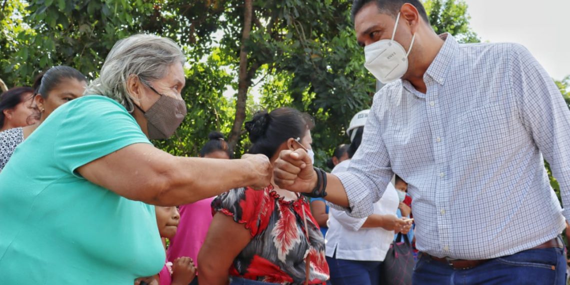 En sección La Granja, el edil Julio Gamboa anuncia la construcción de cuartos dormitorios.