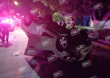 Vuelca carro en los laureles.