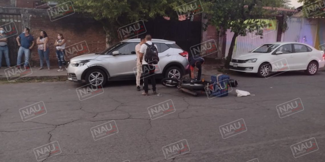 Conductor choca contra motocicleta y deja dos lesionados leves y daños a un vehículo estacionado