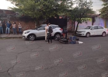 Conductor choca contra motocicleta y deja dos lesionados leves y daños a un vehículo estacionado