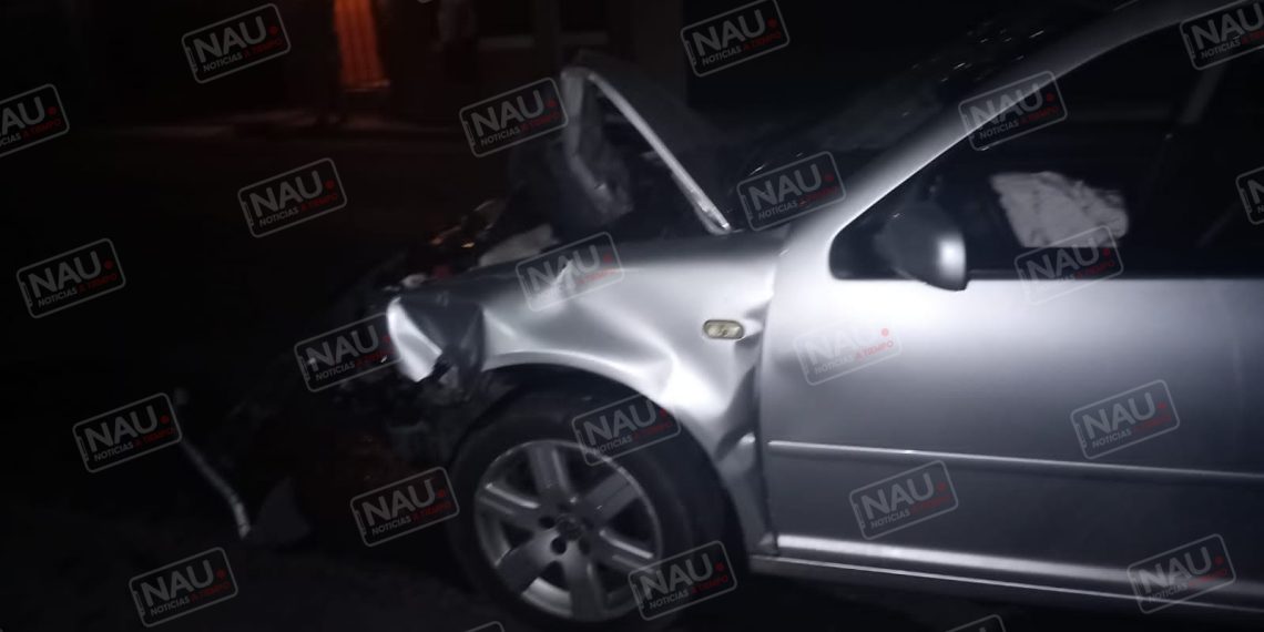 Abandonan automóvil después de chocar contra dos vehículos estacionados