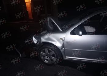 Abandonan automóvil después de chocar contra dos vehículos estacionados