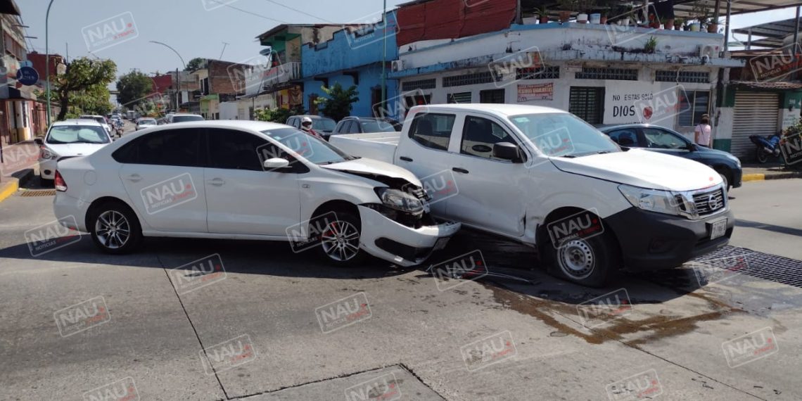 Choque deja solo daños en el par Vial