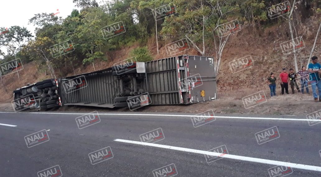 Vuelca tráiler en Villa Comaltitlán