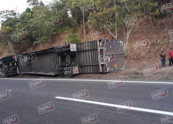 Vuelca tráiler en Villa Comaltitlán