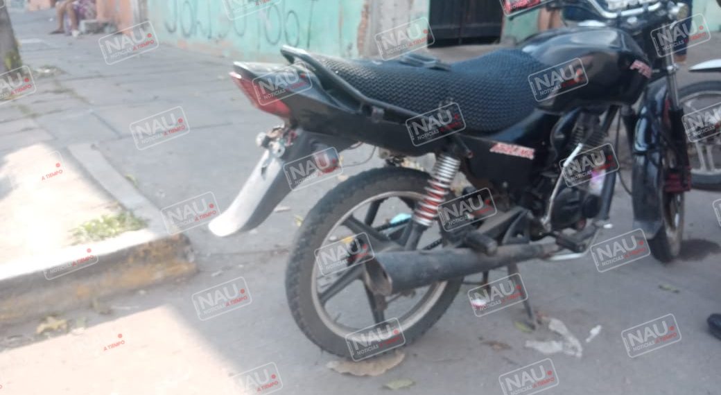 Motociclista derrapa tras evitar atropellar a un persona de la 3a edad