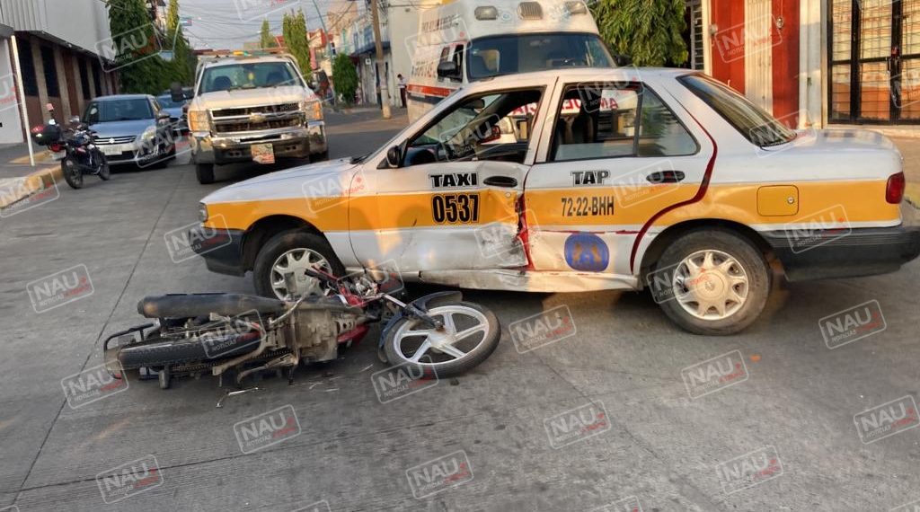 Motociclista lesionado al chocar contra un taxi en Tapachula