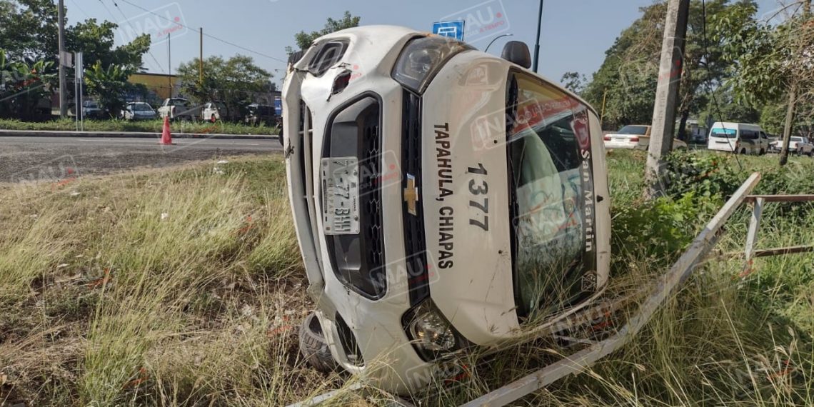 Vuelca taxi en la entrada a Tapachula