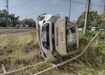 Vuelca taxi en la entrada a Tapachula