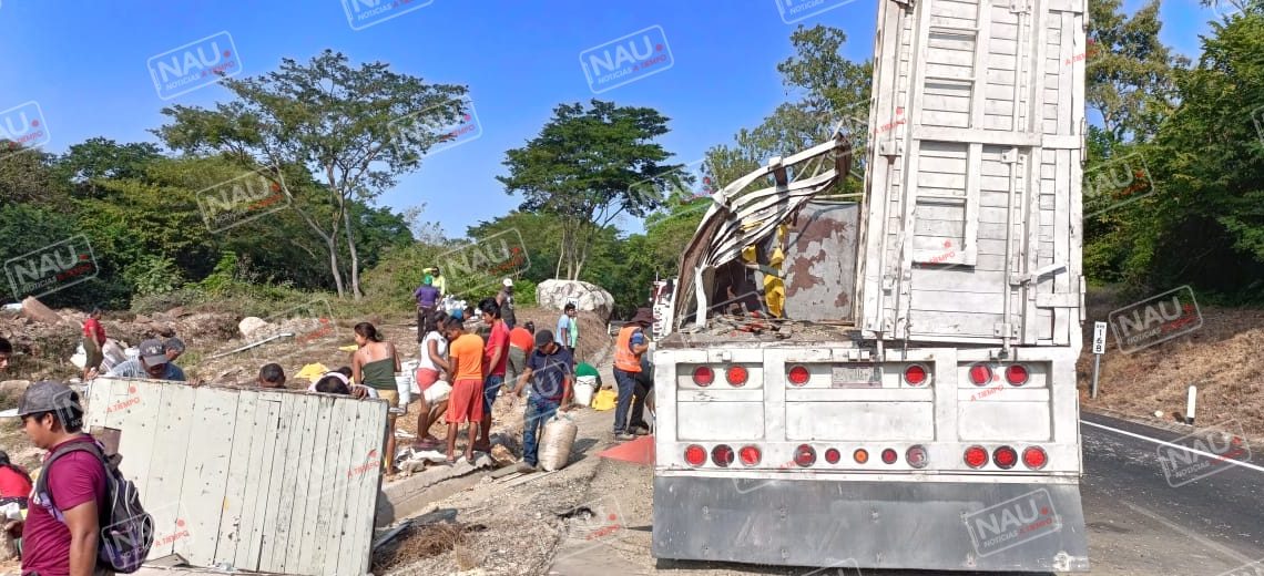 Se desprende caja seca cargada de maíz y volcó