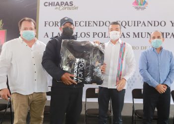 Entrega Rutilio Escandón patrullas, uniformes y equipamiento a la Policía Municipal de Villaflores