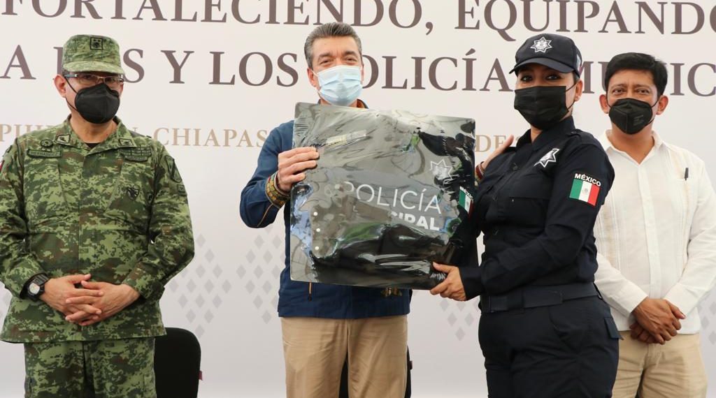 En Pijijiapan, Rutilio Escandón entrega patrullas, uniformes y equipamiento a la Policía Municipal