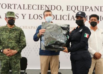 En Pijijiapan, Rutilio Escandón entrega patrullas, uniformes y equipamiento a la Policía Municipal