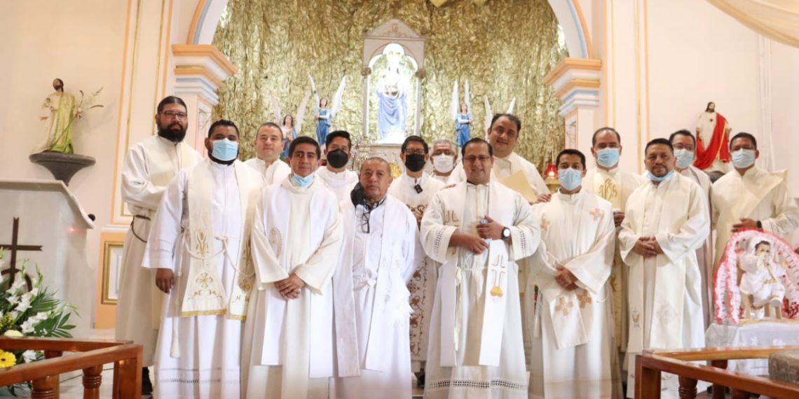 Julio Gamboa da la bienvenida al nuevo sacerdote de la Parroquia de Santa María Calendaría