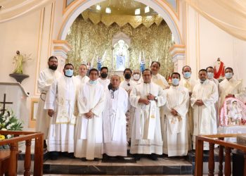 Julio Gamboa da la bienvenida al nuevo sacerdote de la Parroquia de Santa María Calendaría