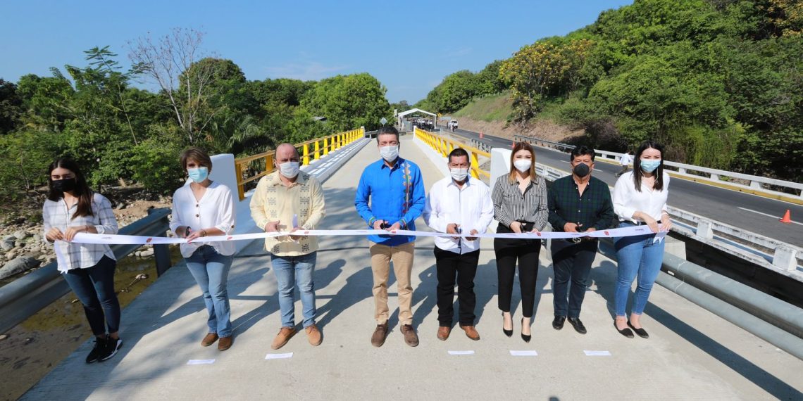 Puente vehicular beneficia la conectividad comercial y seguridad de Acacoyagua: Rutilio Escandón