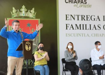 Rutilio Escandón beneficia con escrituras públicas a 82 familias de Escuintla