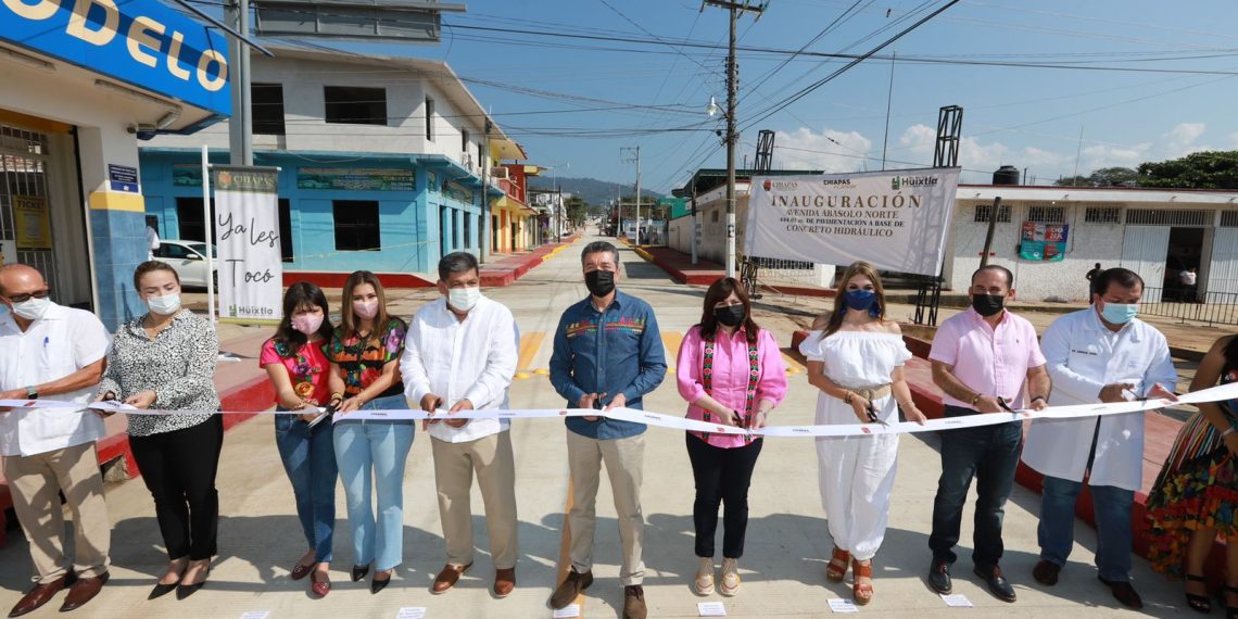 Inaugura Rutilio Escandón pavimentación de vialidad principal del Barrio Esquipulas, en Huixtla