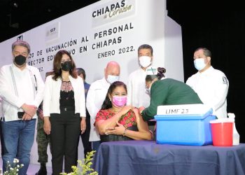 Encabeza Rutilio Escandón arranque de vacunación de refuerzo contra COVID-19 al sector educativo