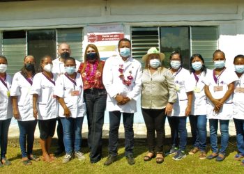 ROSY URBINA ATESTIGUA CERTIFICACIÓN DE COMUNIDAD SALUDABLE AL EJIDO RÍO FLORIDO