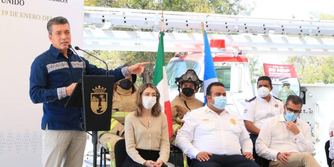 Rutilio Escandón entrega equipamiento donado por Asociación Internacional de Fuego y Rescate