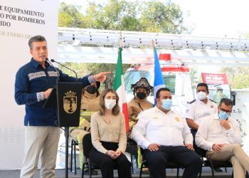 Rutilio Escandón entrega equipamiento donado por Asociación Internacional de Fuego y Rescate